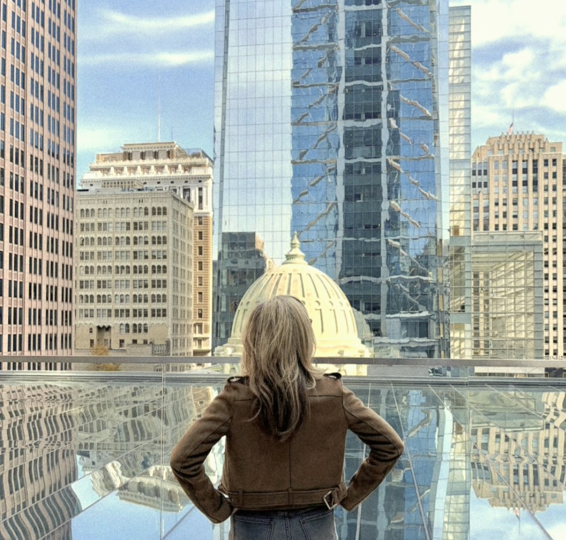 Bonnie overlooking the Philadelphia skyline